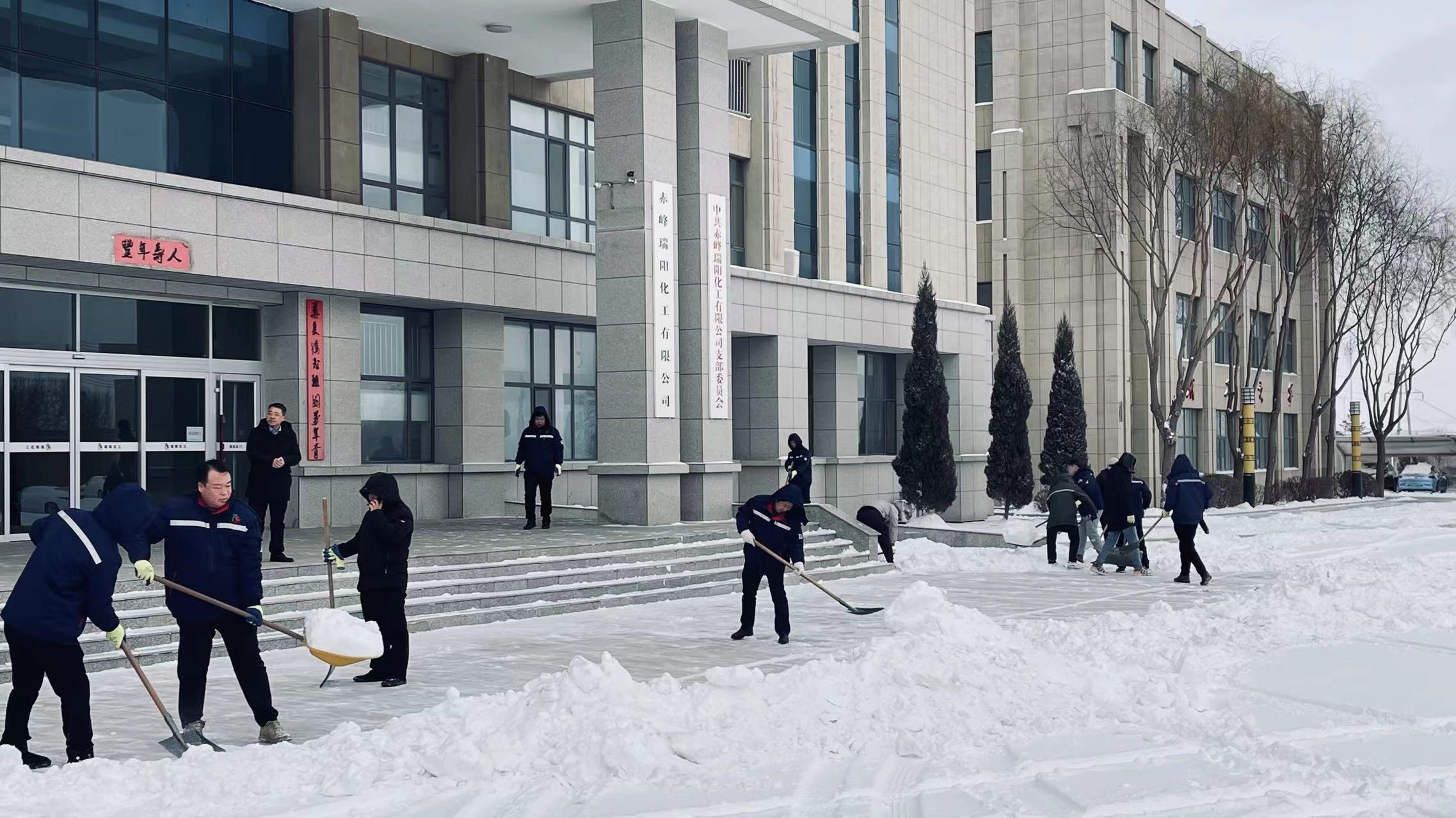 不畏嚴(yán)寒，除雪保安全出行